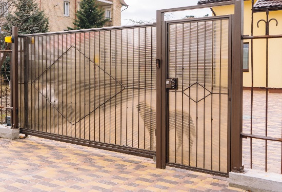 Купить ворота из профлиста с элементами ковки, с металлическими столбами в рамке или под дерево в Новокузнецке от 154920 руб